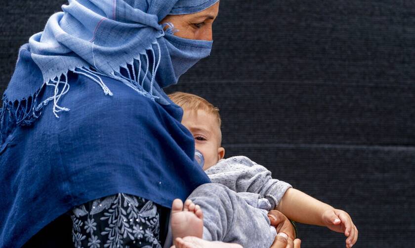 Αφγανή γέννησε την κόρη της μόλις έφτασε στην Ιταλία - Ο άνδρας της εκτελέσθηκε από τους Ταλιμπάν