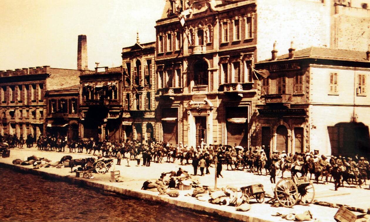 «Η Σμύρνη μάνα καίγεται» - Ο ματωμένος Αύγουστος του 1922 και η Μικρασιατική Καταστροφή