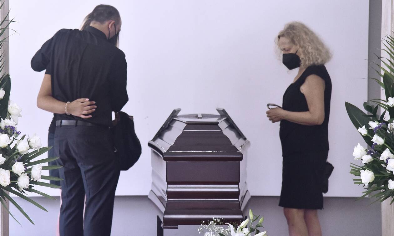 Ανέστης Βλάχος: Συγκίνηση στην κηδεία του – Το «τελευταίο χειροκρότημα» από την οικογένειά του