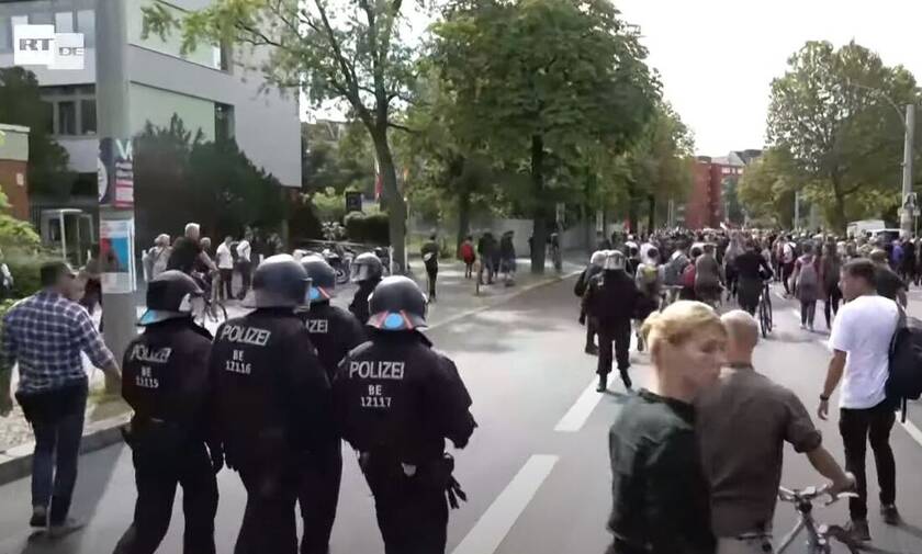 Γερμανία: Σκληρές συγκρούσεις μεταξύ διαδηλωτών και αστυνομικών για τα μέτρα της πανδημίας