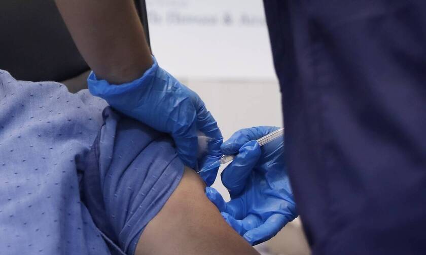 Υποχρεωτικός εμβολιασμός: Έρχεται η σειρά και άλλων κλάδων - «Μάχη» για να κρατηθεί όρθιο το ΕΣΥ