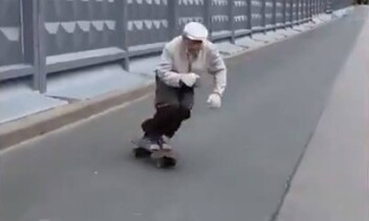 Σκέιτερ 73 ετών… ρολάρει στους δρόμους της Αγίας Πετρούπολης και γίνεται viral