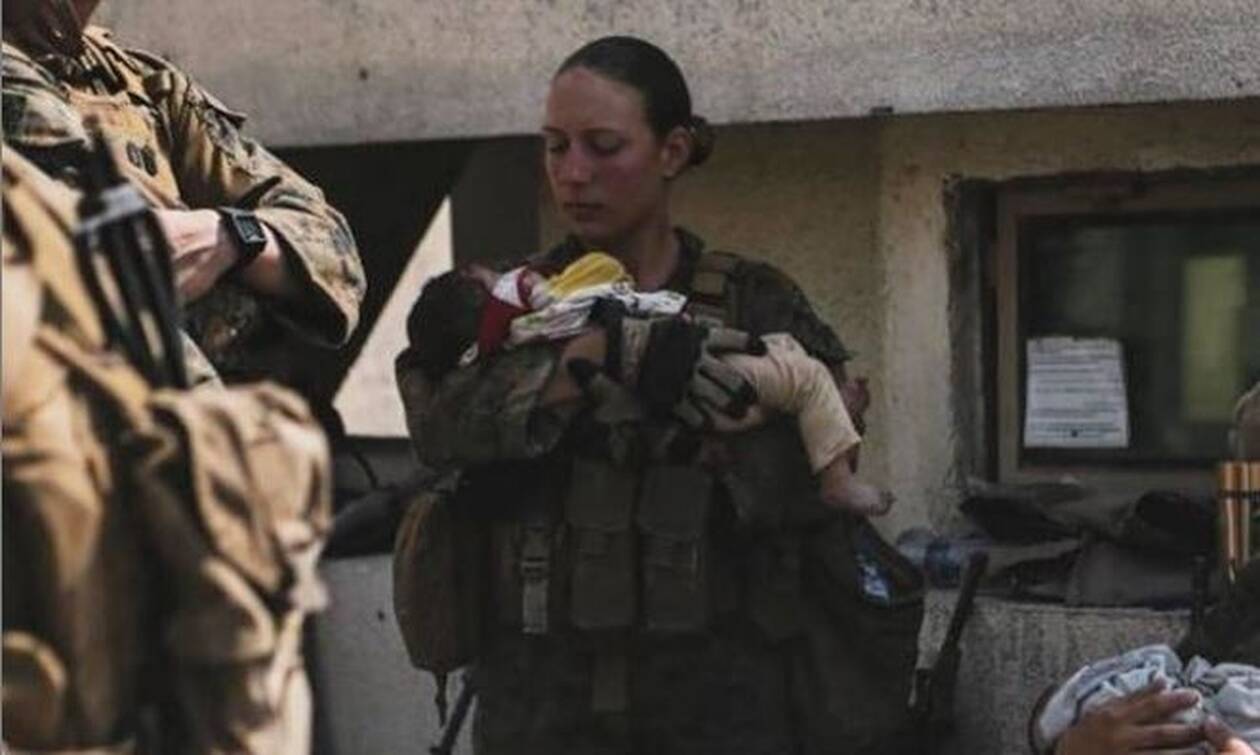 Συγκίνηση για την πεζοναύτη που κρατούσε ένα μωρό στην αγκαλιά πριν σκοτωθεί στην έκρηξη της Καμπούλ