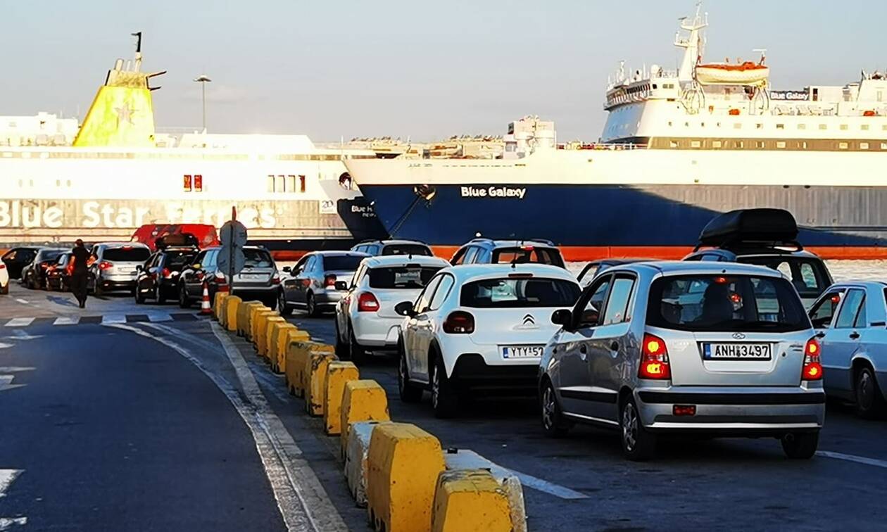 Κίνηση στο λιμάνι του Πειραιά: Επιστρέφουν πίσω στην Αθήνα οι τελευταίοι εκδρομείς του καλοκαιριού