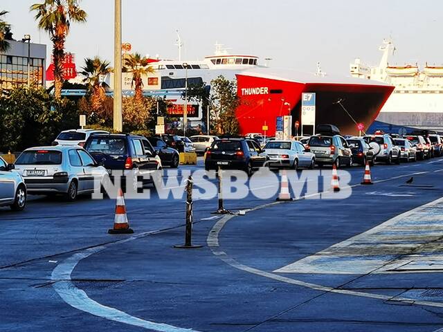 Κοσμοσυρροη στο λιμάνι του Πειραιά από τους εκδρομείς που επιστρέφουν πίσω στην Αθήνα