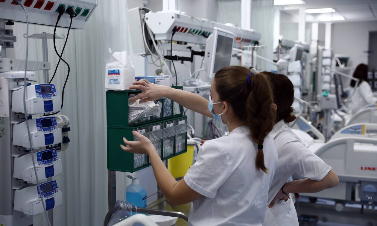 Εκτός «μάχης» βγαίνουν οι ανεμβολίαστοι υγειονομικοί: Το σχέδιο του υπουργείου Υγείας
