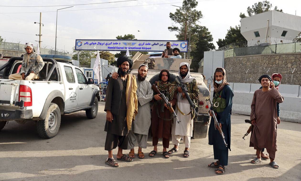 Αφγανιστάν: Οι Ταλιμπάν παρελαύνουν στο αεροδρόμιο της Καμπούλ μετά την αποχώρηση των ΗΠΑ