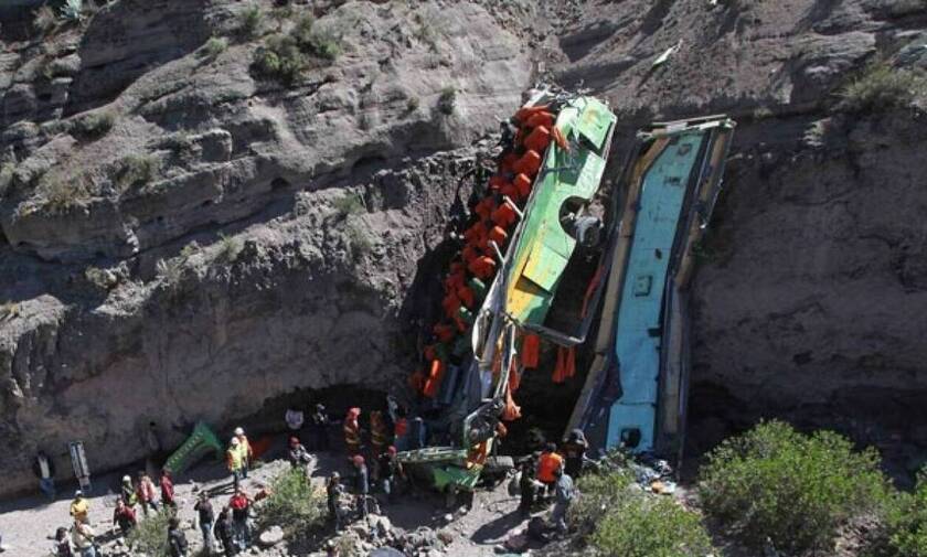 Νέα τραγωδία στο Περού: Τουλάχιστον 32 νεκροί στην πτώση λεωφορείου σε χαράδρα  