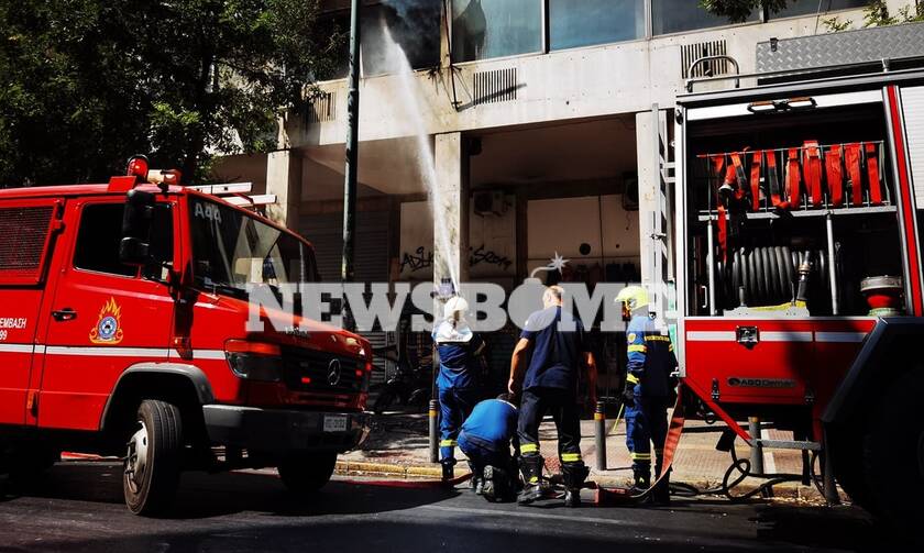Αθήνα: Υπό έλεγχο η φωτιά που ξέσπασε σε κτήριο στο κέντρο - Απεγκλωβίστηκαν τρεις εργαζόμενοι