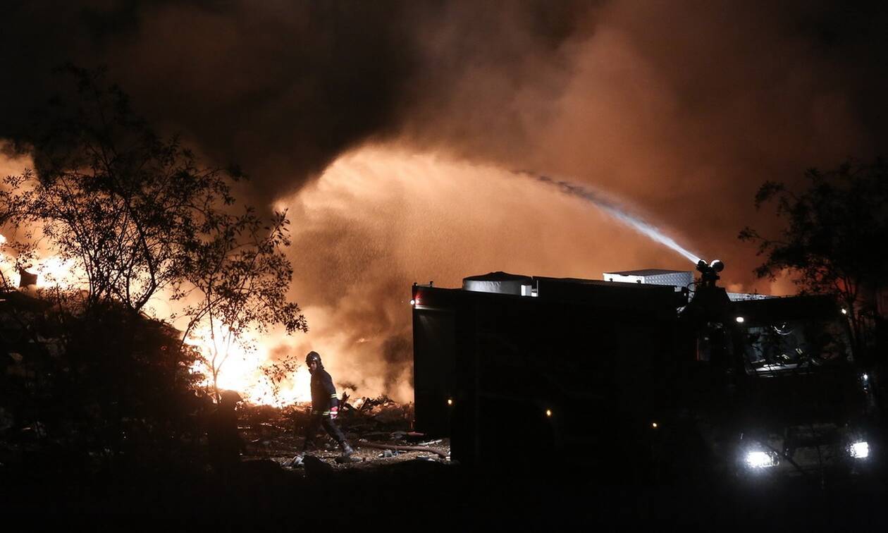 Φωτιά σε εργοστάσιο ανακύκλωσης στις Αχαρνές - Δύσκολη η κατάσβεση της πυρκαγιάς