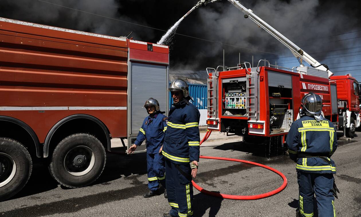 Αχαρνές: Συνεχίζεται η μάχη για την κατάσβεση της φωτιάς στο εργοστάσιο ανακύκλωσης