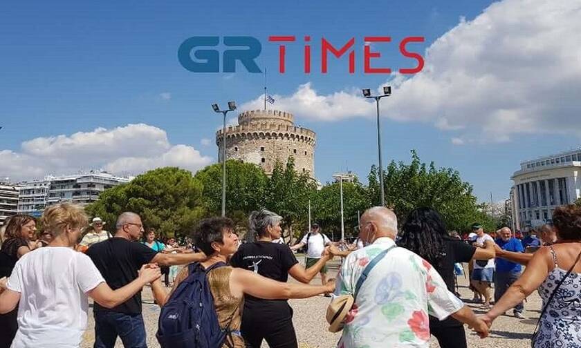 Θεσσαλονίκη: Χόρεψαν συρτάκι και ζεϊμπέκικο στη μνήμη του Μίκη Θεοδωράκη