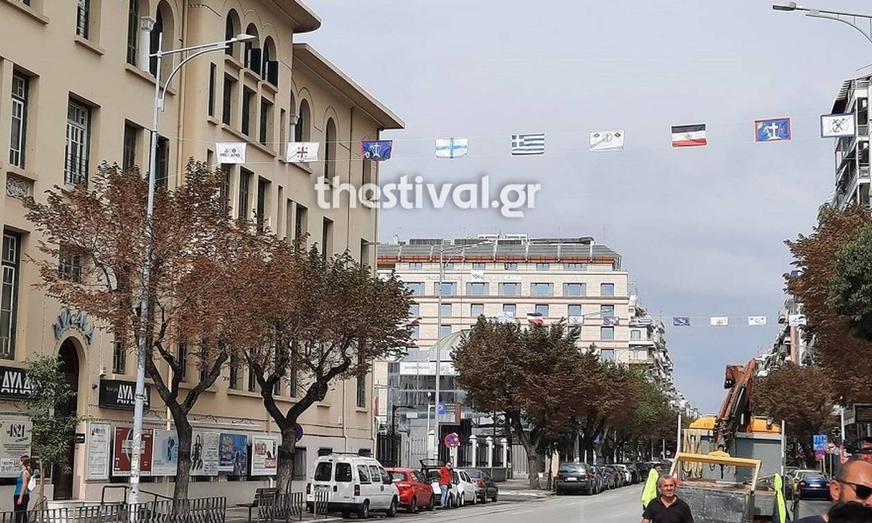 ΔΕΘ 2021: Η Θεσσαλονίκη «ντύθηκε» με σημαίες της Ελληνικής Επανάστασης του 1821
