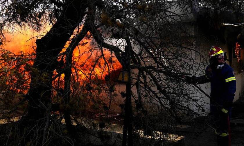 Σέρρες: Φωτιά σε ξενοδοχείο - Τυλίχθηκε στις φλόγες (vid)