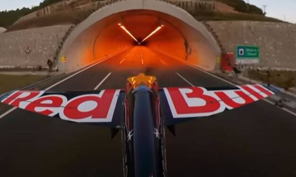 Εντυπωσιακό βίντεο: Πιλότος πέταξε μέσα από τούνελ με ταχύτητα 240χλμ./ώρα – Έσπασε 5 Ρεκόρ Γκίνες