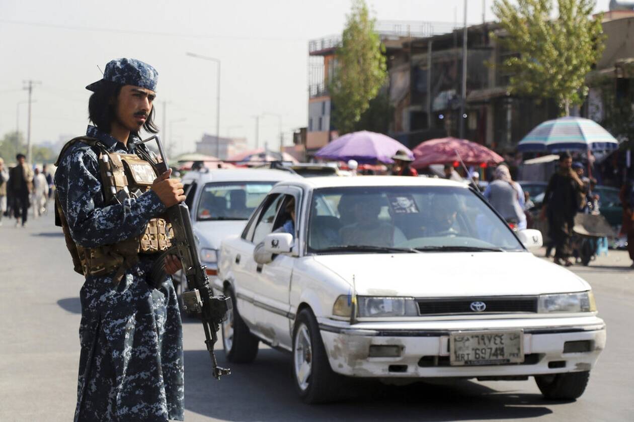 Ταλιμπάν: Περιέφεραν στους δρόμους άντρα έχοντας κρεμάσει από το λαιμό του δυο λάστιχα