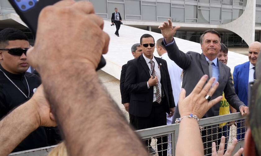 Ο Βραζιλιάνος πρόεδρος Μπολσονάρου μπροστά σε υποστηρικτές του.
