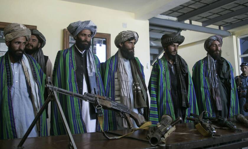 Tαλιμπάν παραδίδουν τα όπλα τους το 2012