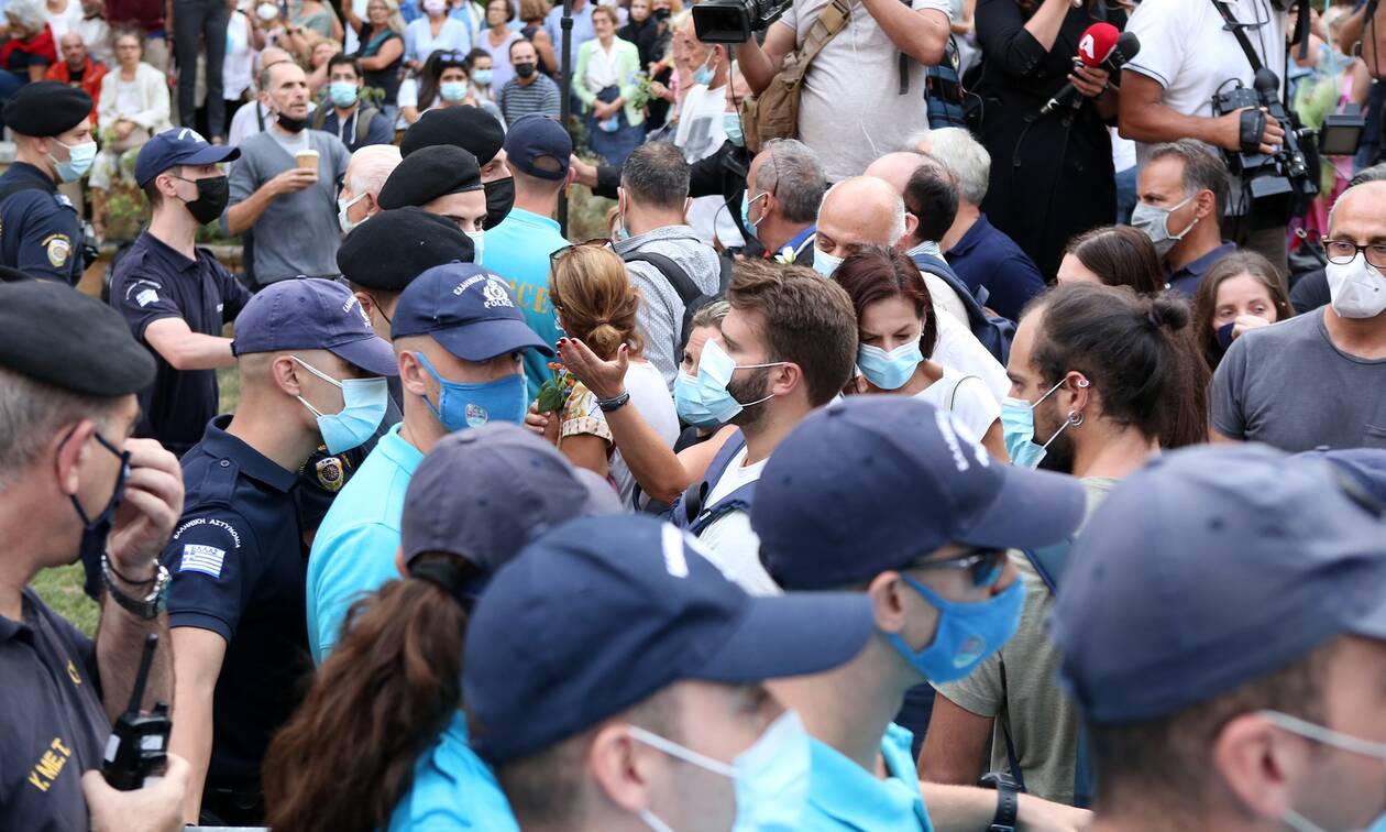 Μίκης Θεοδωράκης: Συγκίνηση αλλά και ένταση στη Μητρόπολη - Παρατάθηκε το λαϊκό προσκύνημα