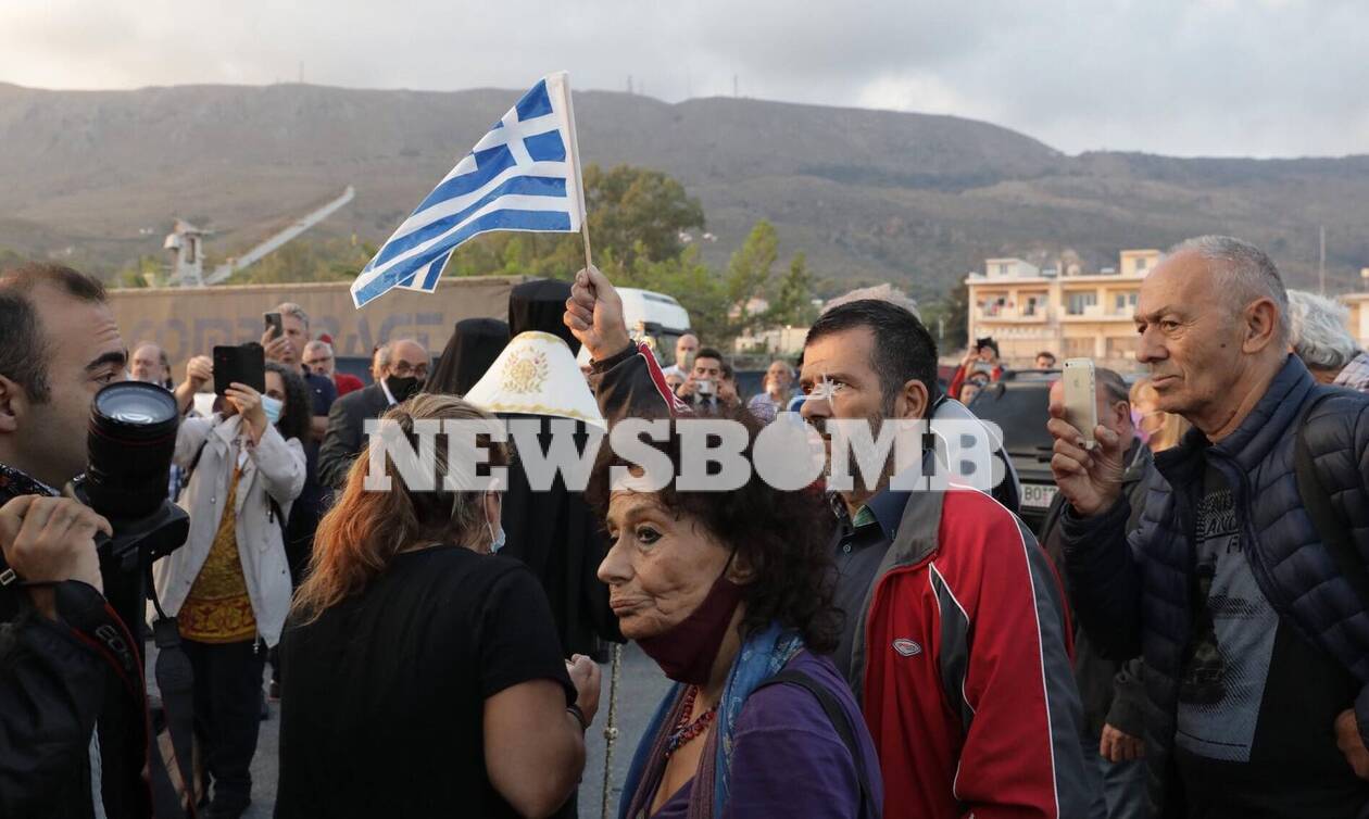 Μίκης Θεοδωράκης: Συγκίνηση και «αθάνατος» στην άφιξη στα Χανιά – Βίντεο από το Newsbomb.gr