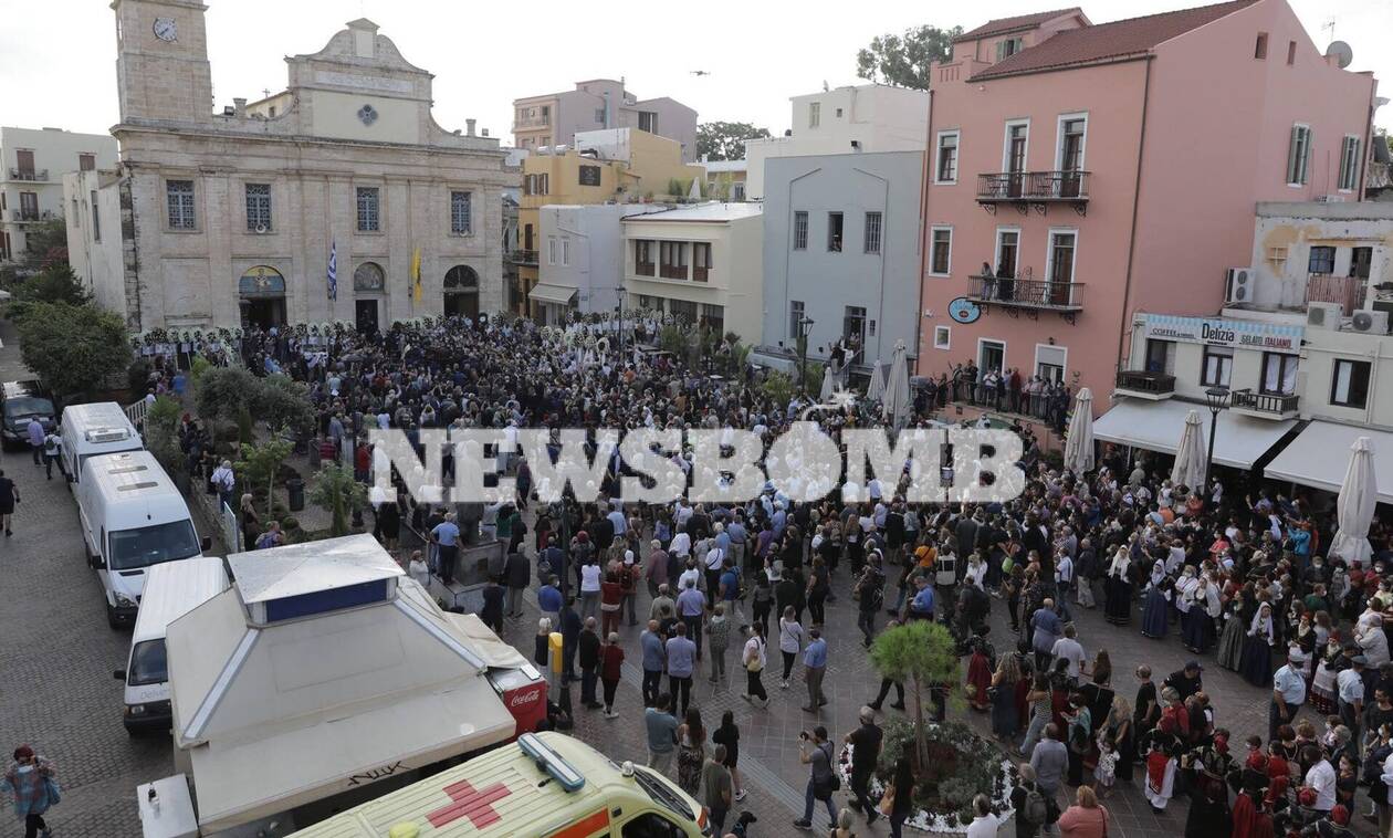 Μίκης Θεοδωράκης: Το Newsbomb.gr στα Χανιά - Κλίμα συγκίνησης στη Δημοτική Αγορά