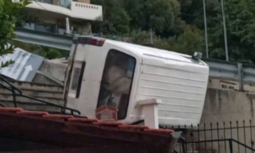 Καβάλα: Απίστευτο τροχαίο - Φορτηγάκι προσγειώθηκε σε κεραμοσκεπή σπιτιού (pics)