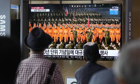 Υπό το βλέμμα του Κιμ: Γιγαντιαία, μα χωρίς πυραύλους, η παρέλαση στη Βόρεια Κορέα