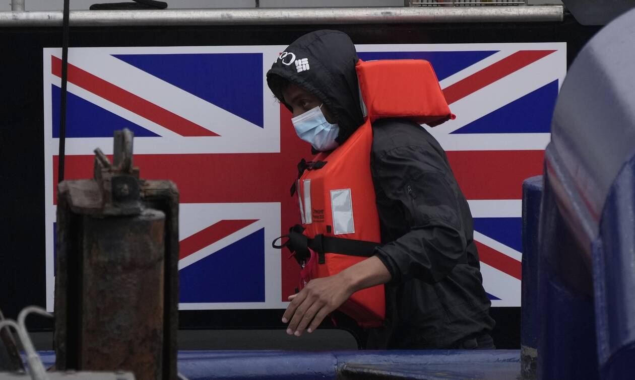 Αγγλογαλλική κόντρα για τους μετανάστες: Το Λονδίνο ετοιμάζεται για επαναπροωθήσεις στη Μάγχη