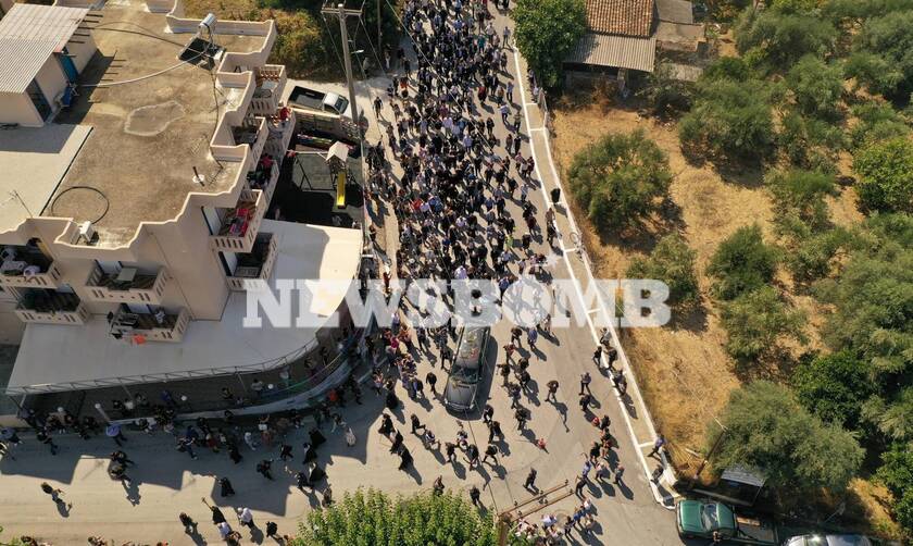 Μίκης Θεοδωράκης: Πλήθος κόσμου συνοδεύει τη σορό στο Κοιμητήριο (pics)
