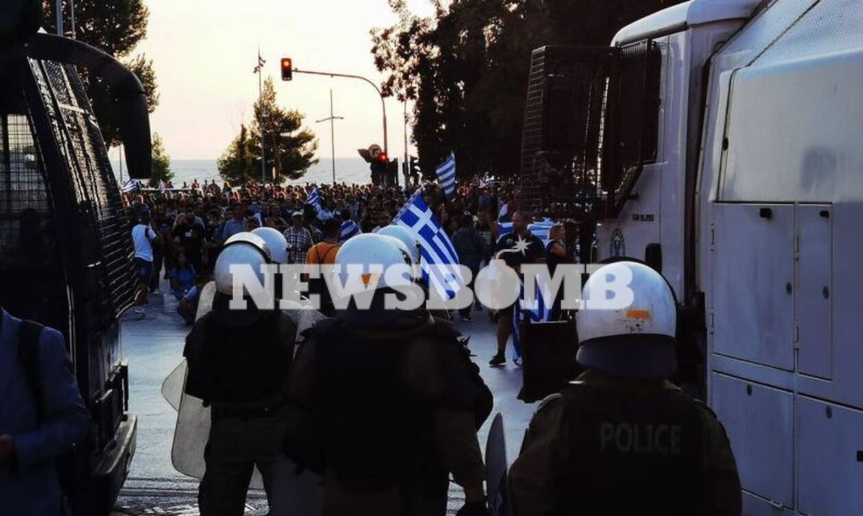 ΔΕΘ 2021: Σκηνικό έντασης έξω από το Συνεδριακό Κέντρο – Μια ανάσα από τα ΜΑΤ οι διαδηλωτές