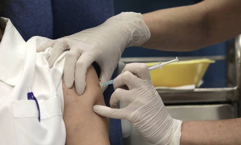 Κορονοϊός: Έκκληση Εξαδάκτυλου προς την πολιτεία - Καμία καθυστέρηση για την τρίτη δόση εμβολίου