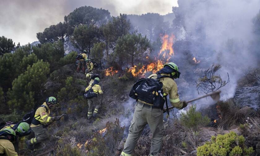 Πυροσβέστες επιχειρούν στην Ισπανία