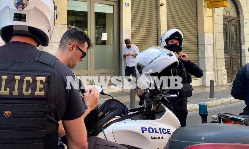 Ληστεία σε τράπεζα στο κέντρο της Αθήνας: Οι πρώτες εικόνες - Διέφυγαν οι δράστες