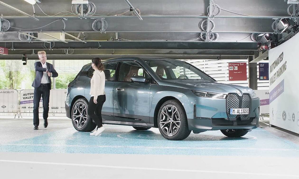 H BMW iX Drive μπορεί να κάνει πολλά στον «αυτόματο»