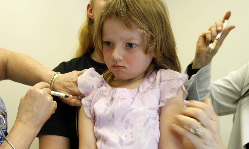 Daily Mail: Τα παιδιά αποκτούν καλύτερη ανοσία όταν κολλάνε τον ιό παρά όταν εμβολιάζονται
