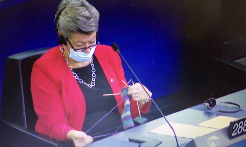 Ίλβα Γιόχανσον πλέξιμο στο Ευρωκοινοβούλιο