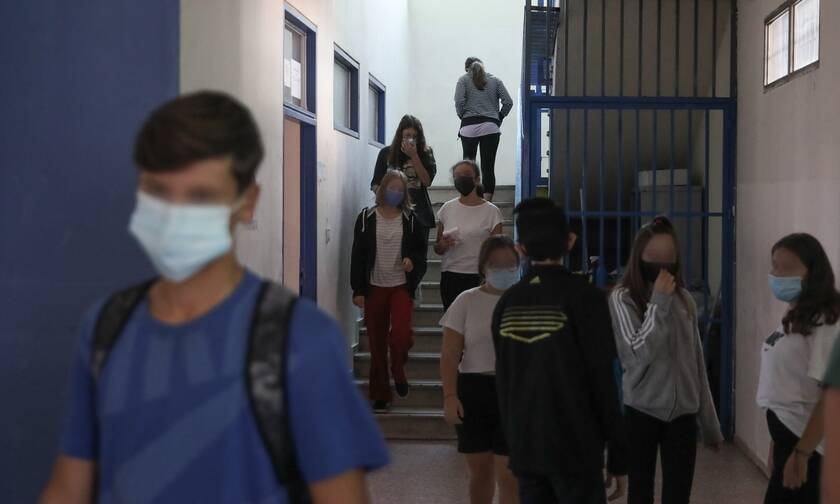 Μπουλμπασάκος στο Newsbomb.gr: Ανησυχία μετά το άνοιγμα των σχολείων – Πότε θα φανεί το «αποτύπωμα»