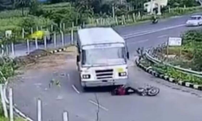 Απίστευτο βίντεο από την Ινδία: Λεωφορείο παρέσυρε μοτοσικλετιστή που δεν έπαθε ούτε γρατζουνιά!