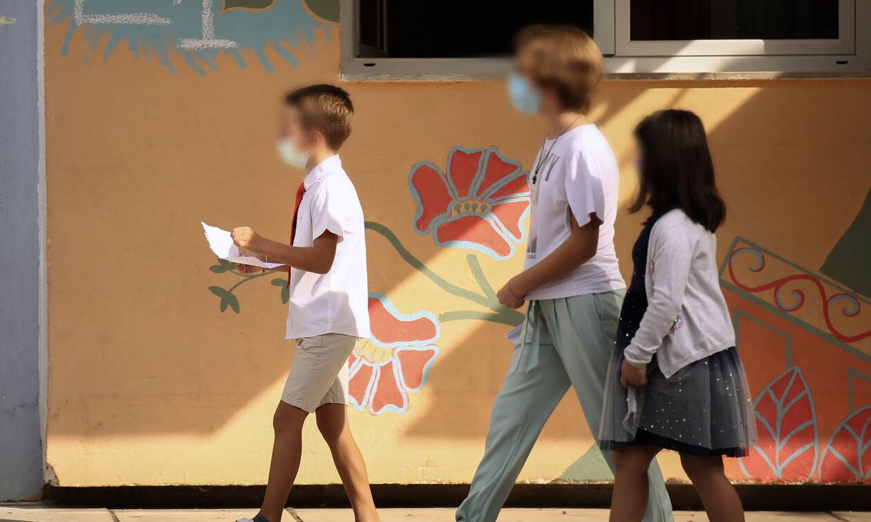 Αποκάλυψη για τα σχολεία: Υπό αξιολόγηση τα πρωτόκολλα σε 1 μήνα – Γιατί ανησυχούν οι ειδικοί