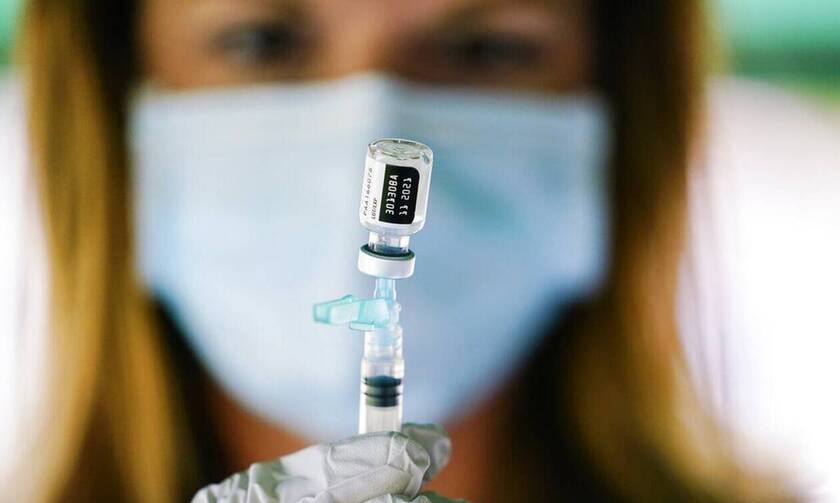 Σύζυγος εισαγγελέα που «έφυγε» μετά τον εμβολιασμό του καταγγέλλει: Πέθανε από το εμβόλιο