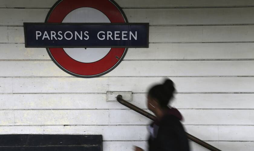 Βρετανία: Οι Λονδρέζοι πέφτουν στις σκάλες του μετρό - Δεν πιάνουν την κουπαστή λόγω κορονοϊού