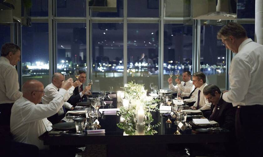 Χαλαρές στιγμές στο δείπνο για τους ηγέτες που μετείχαν στην EUMED 9