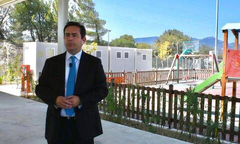 Στη Σάμο ο υπουργός Μετανάστευσης και Ασύλου Νότης Μηταράκης – Εγκαινίασε νέα ελεγχόμενη δομή