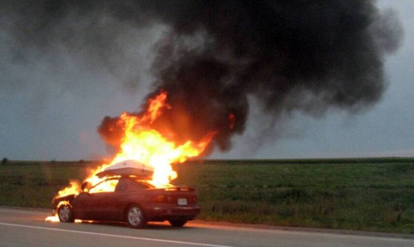 Θεσσαλονίκη: Αυτοκίνητο τυλίχθηκε στις φλόγες εν κινήσει