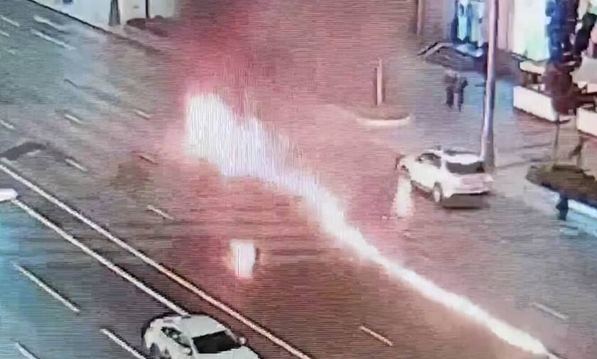 Απίστευτο ατύχημα: Μοτοσικλετιστής πήρε φωτιά μετά από τρακάρισμα