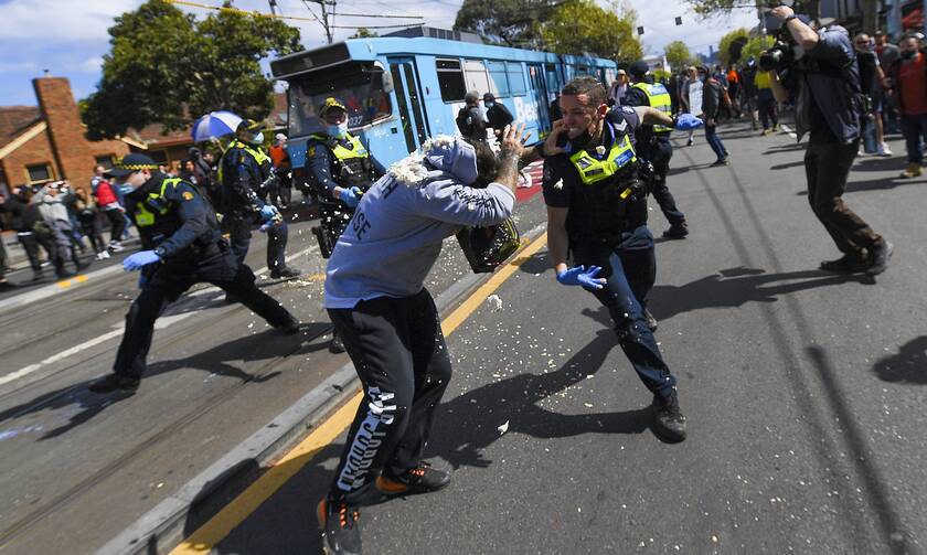 Συμπλοκές αστυνομικών με διαδηλωτές στη Μελβούρνη