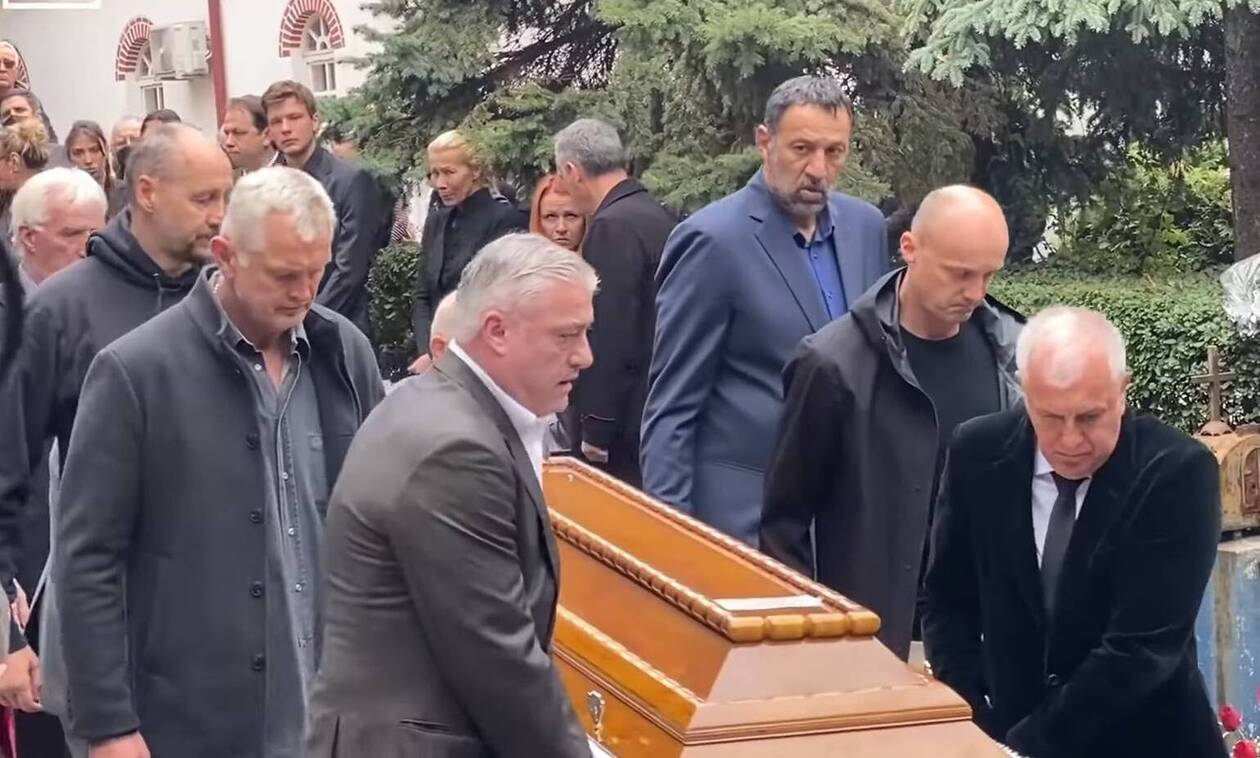 Ντούσαν Ίβκοβιτς: Συγκλονιστικές εικόνες στην κηδεία του Ντούντα - Ο Ομπράντοβιτς σήκωσε το φέρετρο