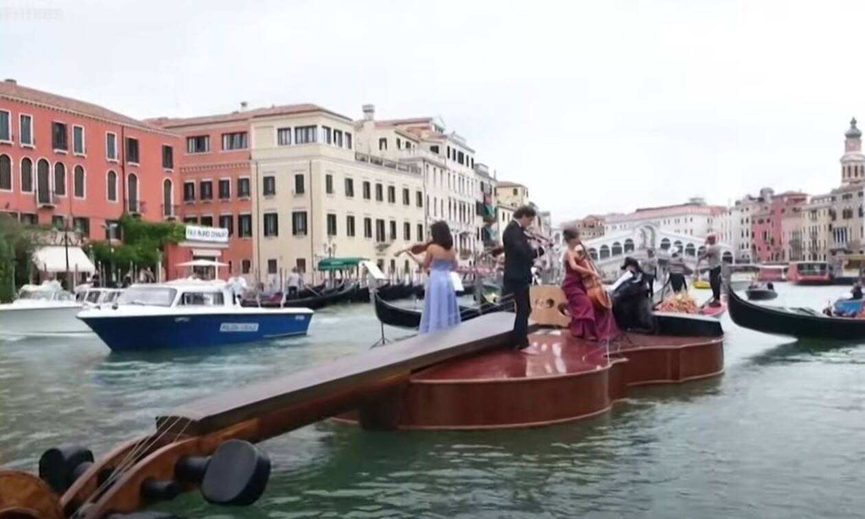 Βενετία: Ένα τεράστιο πλωτό βιολί γίνεται γόνδολα στα κανάλια της πόλης - Δείτε γιατί