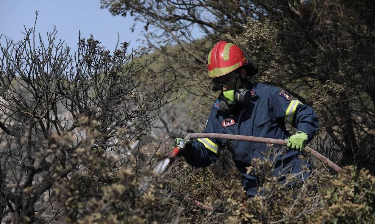 Φωτιά στην Κάρπαθο: Μάχη των πυροσβεστικών δυνάμεων για την κατάσβεση των δύο πυρκαγιών