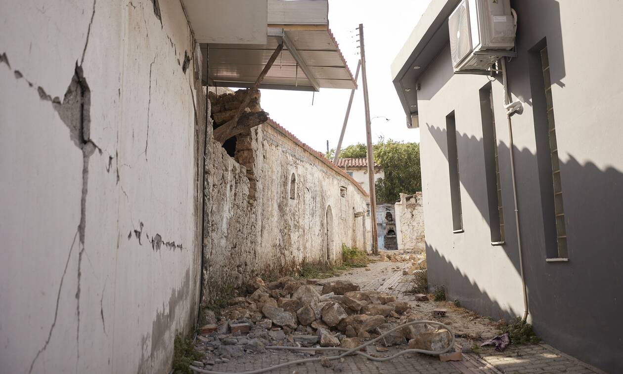 ΣΥΡΙΖΑ κατά Μητσοτάκη: Έριξε την ευθύνη στους σεισμόπληκτους για «μη σωστή» κατασκευή των σπιτιών